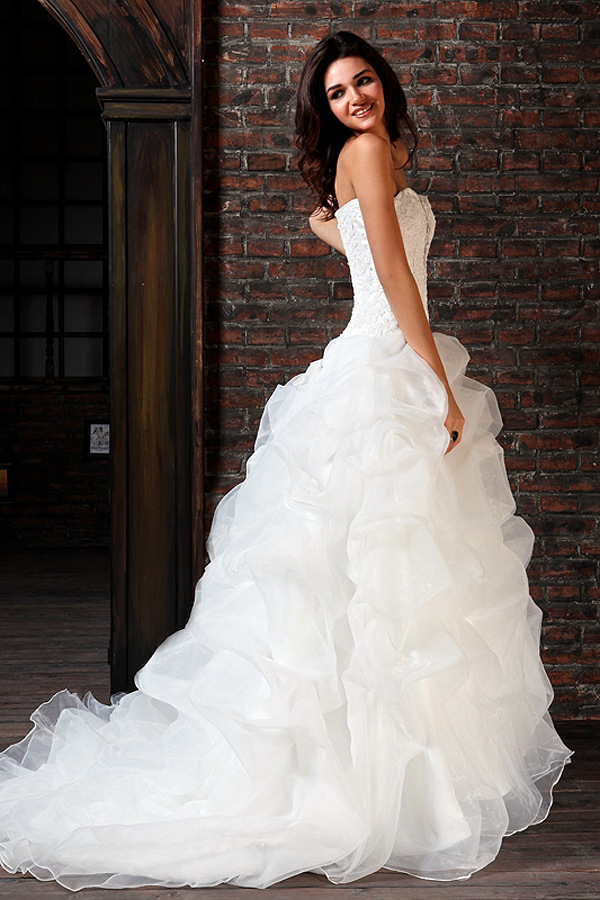 Sexy Sweetheart Organza Wedding Gown with Mini Train - Click Image to Close